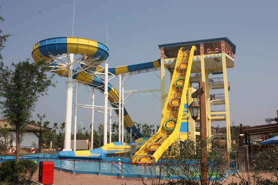 Corrediças de água emocionantes da espiral da combinação do recurso de feriado para a piscina