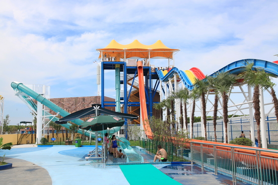 Slide aquático de fibra de vidro Vison Aqua Loop para parques temáticos