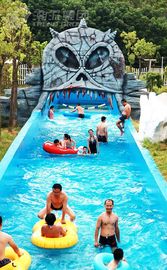Equipamento do parque do Aqua da fibra de vidro para o rio preguiçoso do hotel, família em férias de verão no parque do Aqua