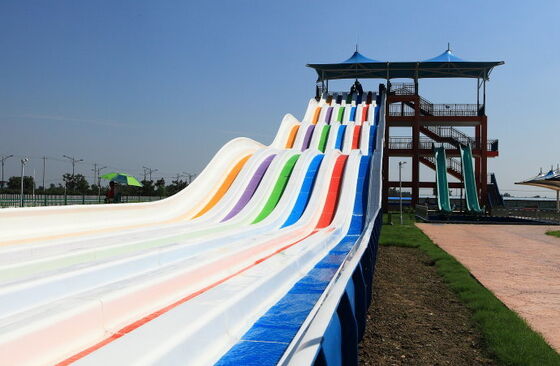 Tobogã Aquático Arco-Íris Multifaixas para Parque Aquático | Tobogã de Corrida em Esteira de 4 Pistas | Fabricante de Tobogãs Arco-Íris de Fibra de Vidro Desde 1994