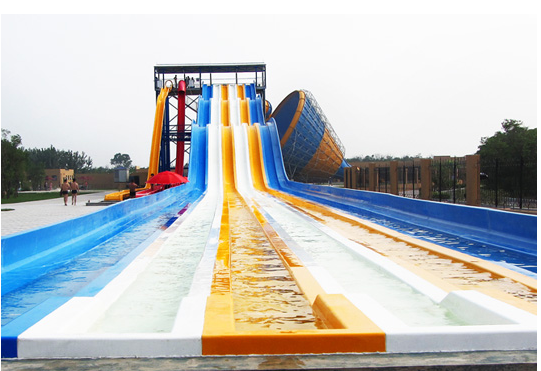 Tobogã Aquático Arco-Íris Multifaixas para Parque Aquático | Tobogã de Corrida em Esteira de 4 Pistas | Fabricante de Tobogãs Arco-Íris de Fibra de Vidro Desde 1994