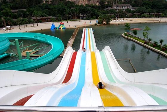 Tobogã Aquático Arco-Íris Multifaixas para Parque Aquático | Tobogã de Corrida em Esteira de 4 Pistas | Fabricante de Tobogãs Arco-Íris de Fibra de Vidro Desde 1994