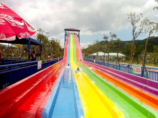 Tobogã Aquático Arco-Íris Multifaixas para Parque Aquático | Tobogã de Corrida em Esteira de 4 Pistas | Fabricante de Tobogãs Arco-Íris de Fibra de Vidro Desde 1994