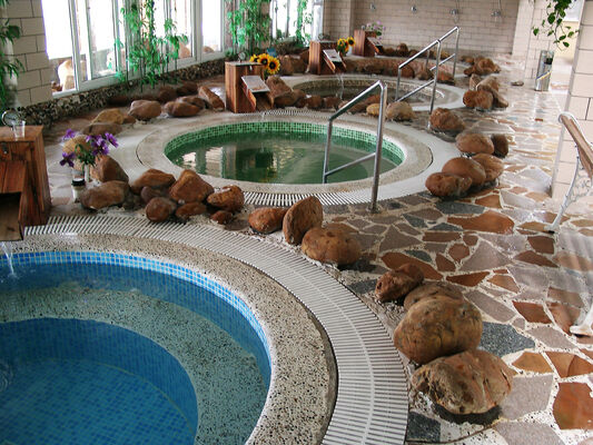 Corrosion-resistant SPA Hydrotherapy Equipment with Hot-dip Galvanized Steel Structure and Intelligent Control System