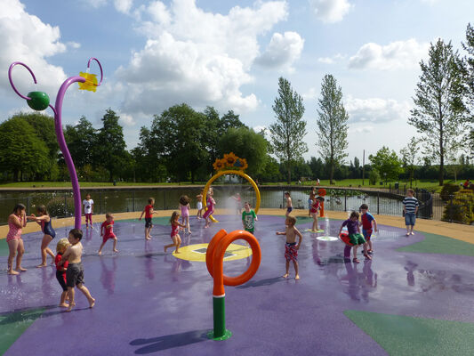 Equipamento de brinquedo aquático infantil com estrutura de aço galvanizado a quente, fluxo de fibra de vidro resistente à corrosão e design de segurança em águas rasas