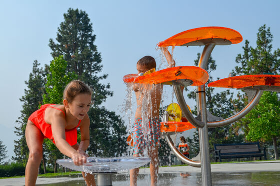 Equipamento de brinquedo aquático infantil com estrutura de aço galvanizado a quente, fluxo de fibra de vidro resistente à corrosão e design de segurança em águas rasas