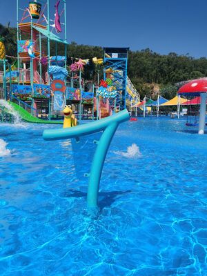 Equipamento de brinquedo aquático infantil com estrutura de aço galvanizado a quente, fluxo de fibra de vidro resistente à corrosão e design de segurança em águas rasas