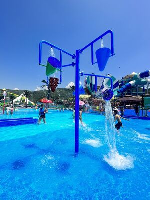 Equipamento de brinquedo aquático infantil com estrutura de aço galvanizado a quente, fluxo de fibra de vidro resistente à corrosão e design de segurança em águas rasas