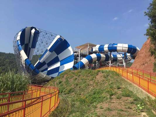 Escorregador Abissal AB-01 Tobogã Aquático de Fibra de Vidro com Boia Trevo para 4 Pessoas e Corpo em Chifre de 18m de Diâmetro a Partir de Plataforma de 15m