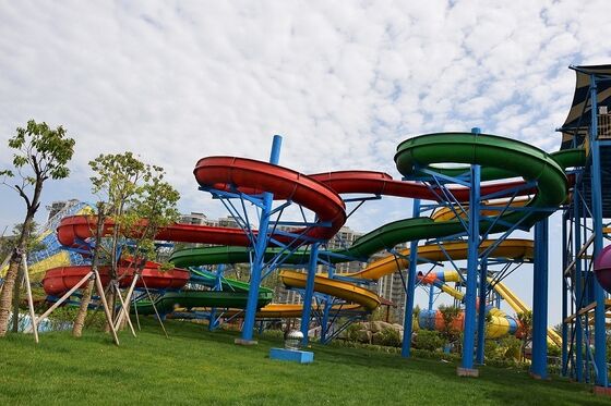 Tobogã Espiral Personalizado Multifaixas para Parques Aquáticos - Fabricante Auditado pela SGS