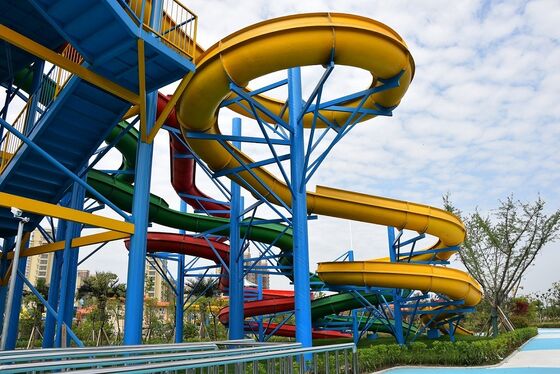 Tobogã Espiral Personalizado Multifaixas para Parques Aquáticos - Fabricante Auditado pela SGS