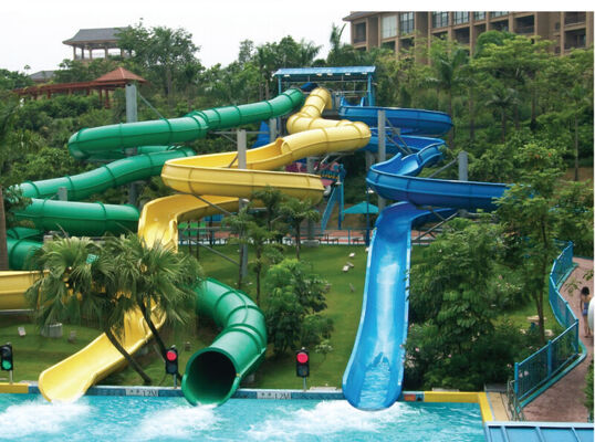 Tobogã Espiral Personalizado Multifaixas para Parques Aquáticos - Fabricante Auditado pela SGS
