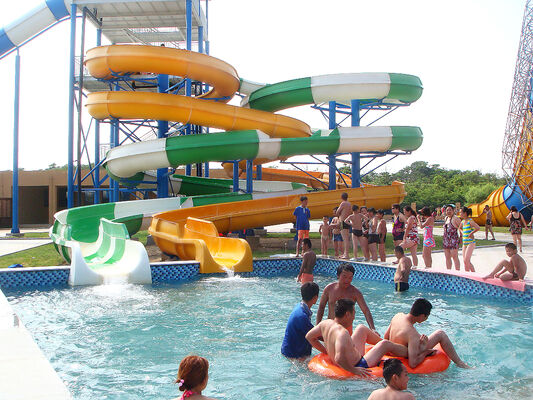 Tobogã Espiral Personalizado Multifaixas para Parques Aquáticos - Fabricante Auditado pela SGS