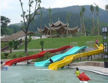 A corrediça grande do campo de jogos das crianças com jogo do aqua, corrediças de água para crianças na água gigante estaciona