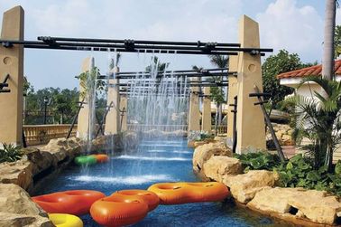 Equipamento do parque do Aqua da fibra de vidro para o rio preguiçoso do hotel, família em férias de verão no parque do Aqua