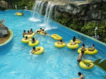 Equipamento do parque do Aqua da fibra de vidro para o rio preguiçoso do hotel, família em férias de verão no parque do Aqua