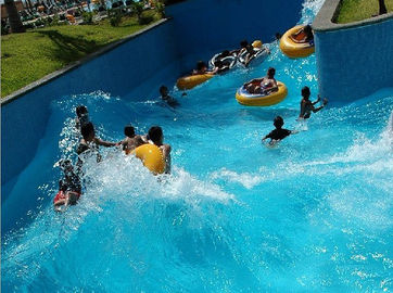 Equipamento do parque do Aqua da fibra de vidro para o rio preguiçoso do hotel, família em férias de verão no parque do Aqua
