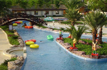 Equipamento do parque do Aqua da fibra de vidro para o rio preguiçoso do hotel, família em férias de verão no parque do Aqua